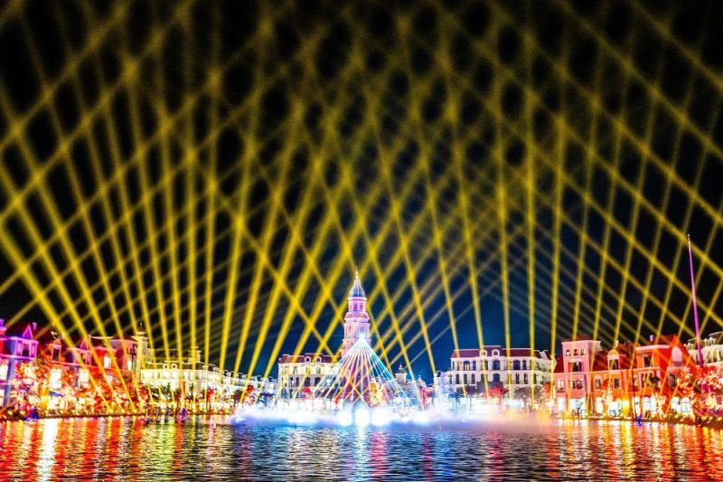 Nhất định đừng bỏ lỡ show Sắc màu Venice vô cùng tráng lệ trên mặt Hồ Tình Yêu ở Grand World Phú Quốc