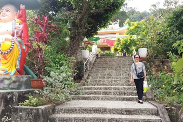 cầu thang bậc đá tại chùa Sư Muôn