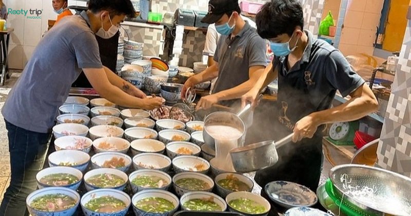 The staff makes vermicelli dishes very professionally and quickly (Photo: ac noodles)