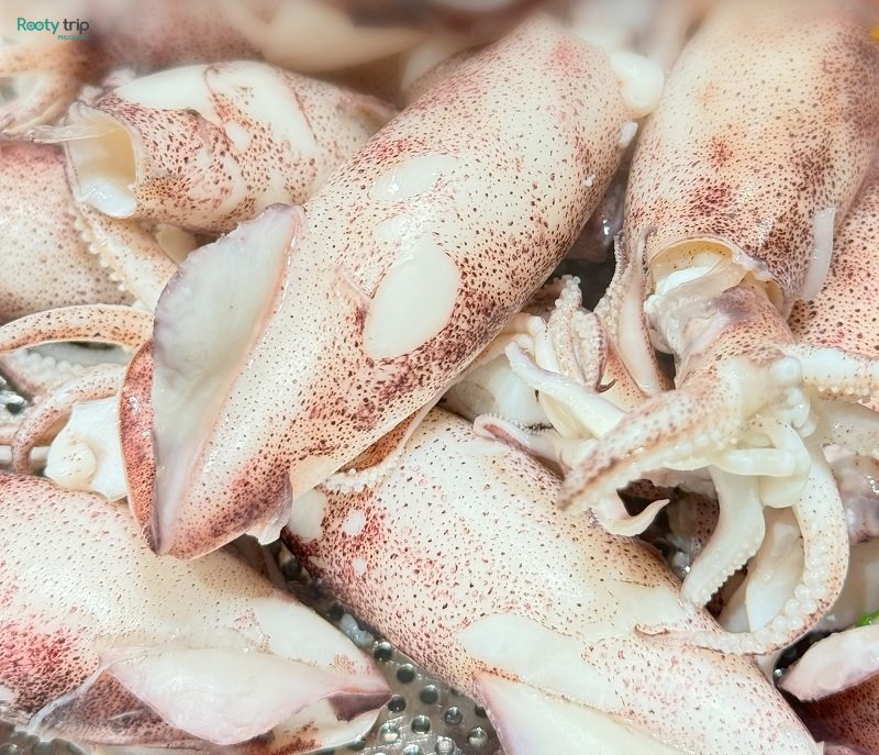 Fresh squid is an indispensable ingredient of fried vermicelli