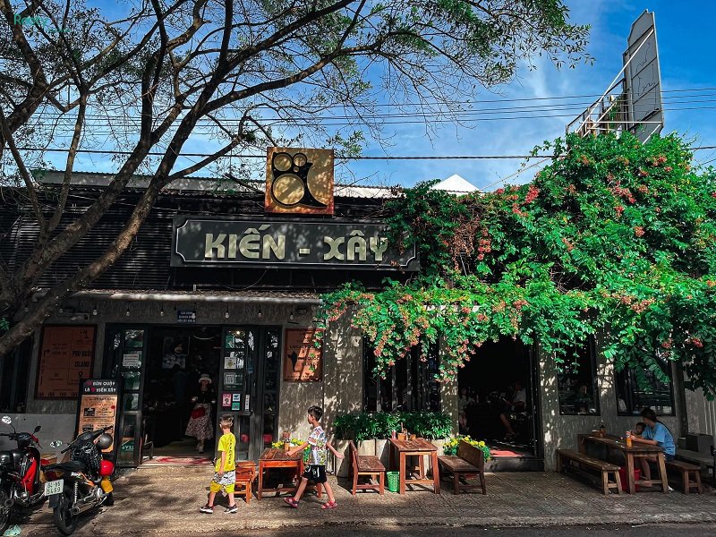 The space outside the A-C noodle restaurant (Photo: camen_my)