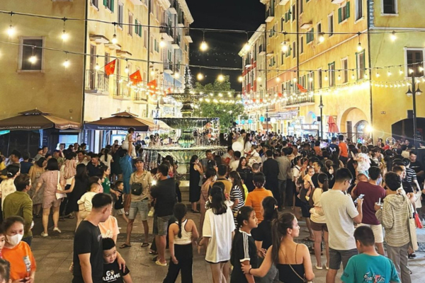 Chợ đêm là địa điểm lý tưởng để du khách tham quan, mua sắm và thưởng thức ẩm thực