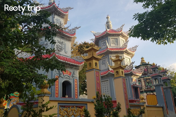 Cổng chùa Sùng Hưng được thiết kế cầu kỳ và tỉ mỉ
