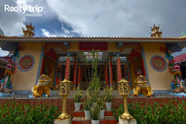 Khuôn viên rộng rãi với kiến trúc cổ kính của chùa Sùng Hưng