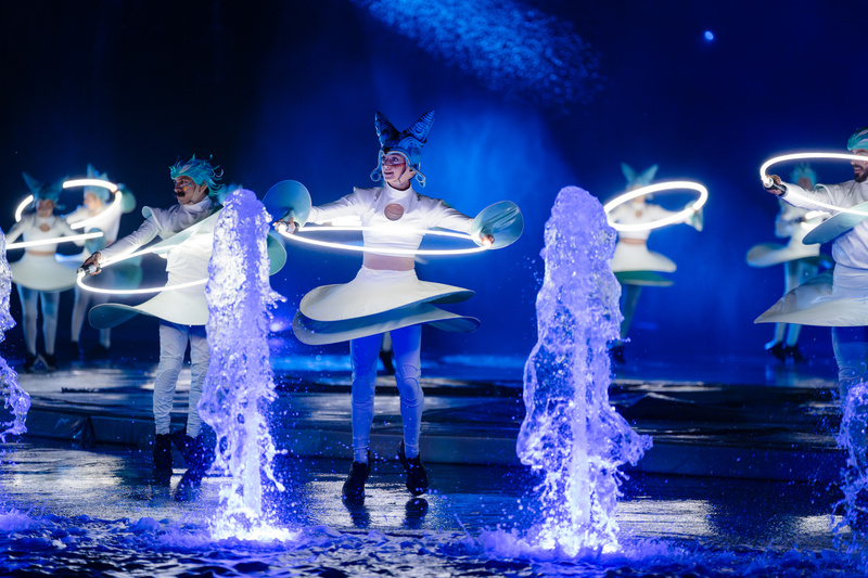 water and light performance at kiss of the sea