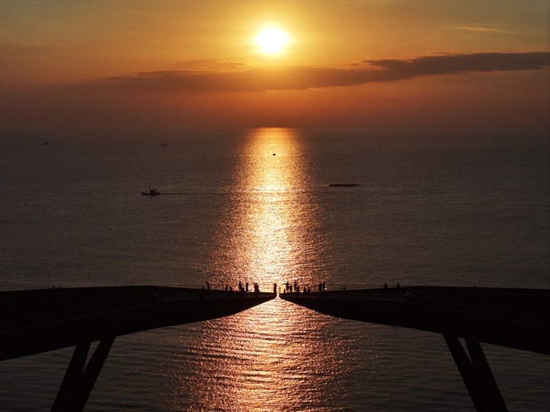 sunset sea view kiss bridge