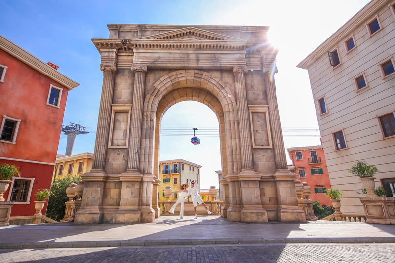 the triumphal arch at sunset town