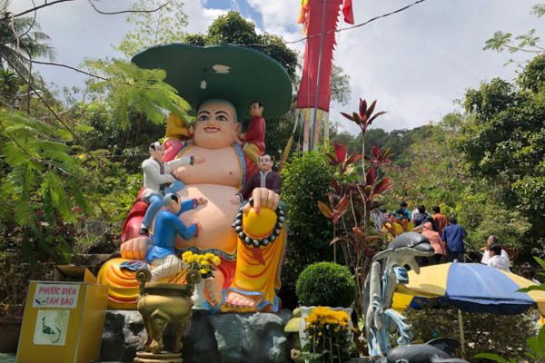 Tượng Phật lớn trên bậc thang vào chùa sư muôn