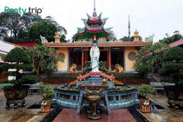 Tượng Quan Thế Âm Bồ Tát uy nghi tại chùa Sùng Hưng