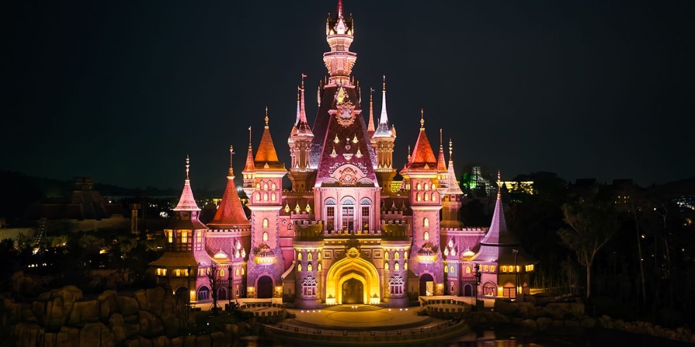 VinWonders Phú Quốc về đêm đẹp lâu đài cổ tích