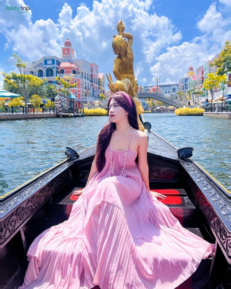 đi thuyền trên sông venice