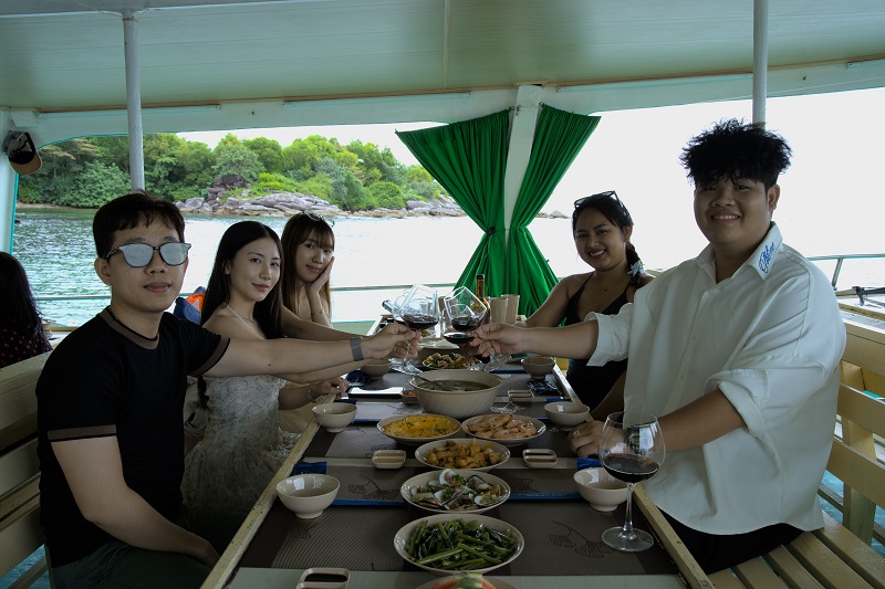 ăn uống tour tàu gỗ phú quốc