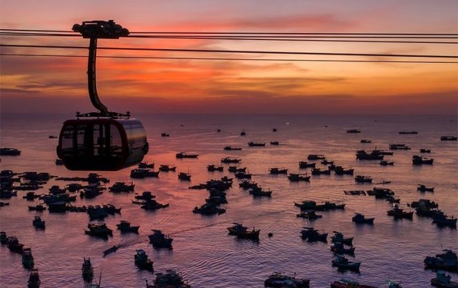 Canoe tour to the island and cable car