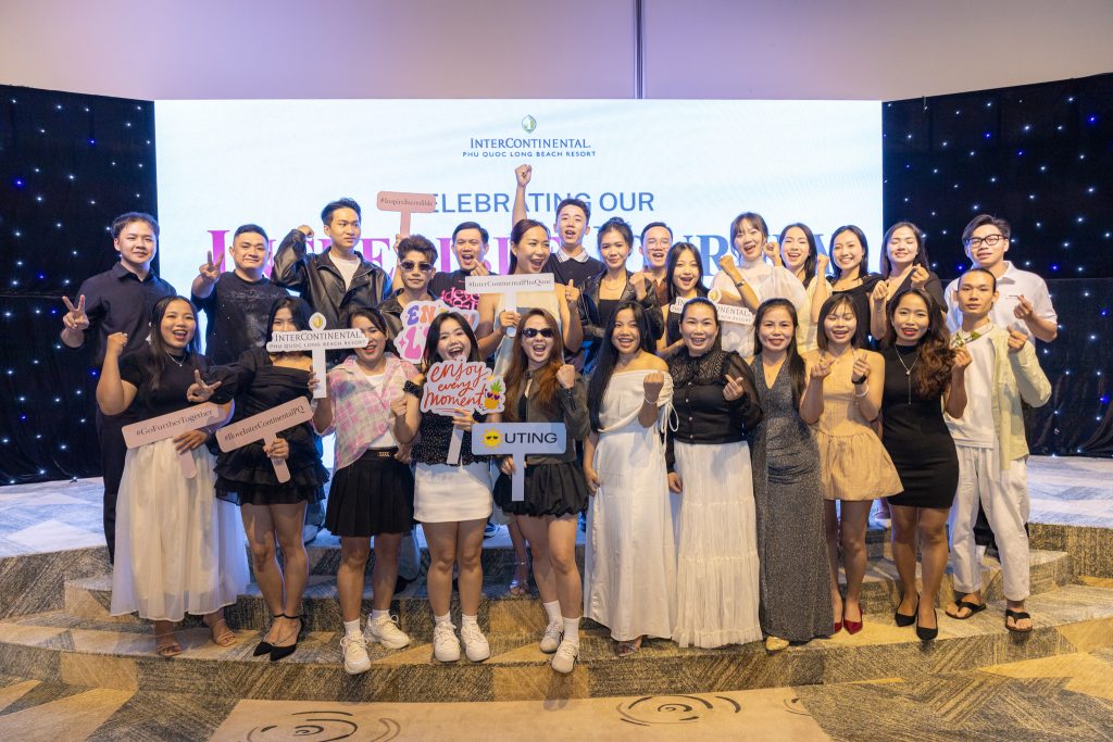 Các thành viên check-in tại sân khấu Gala