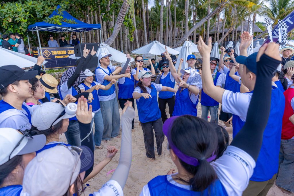 Cả bãi biển bùng nổ với phần khởi động tập thể