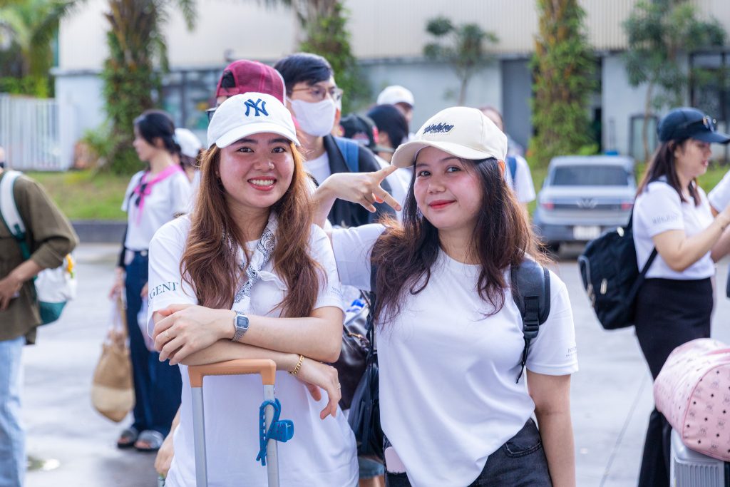Nụ cười rạng rỡ của các thành viên tại điểm tập trung