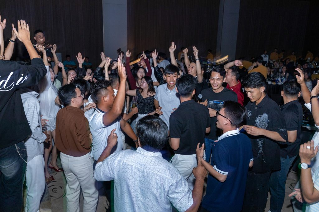 Các thành viên InterContinental cùng nhau quẩy hết mình