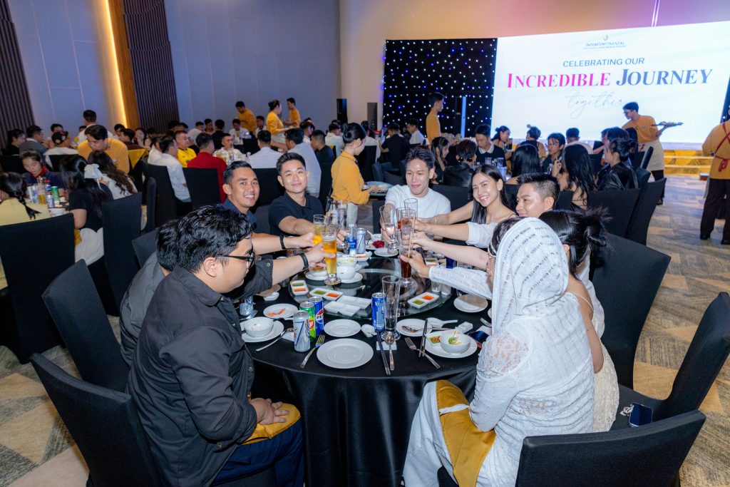 Các thành viên nâng ly chính thức nhập tiệc