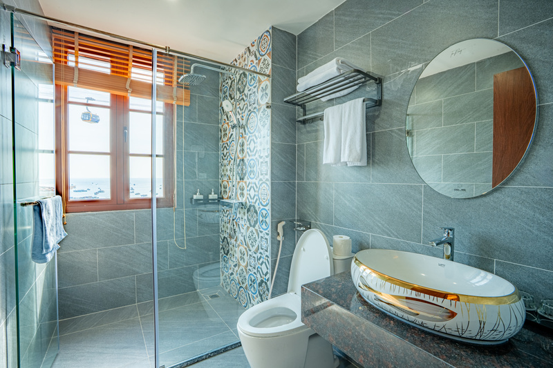 lyn hotel 2 phu quoc family room city view