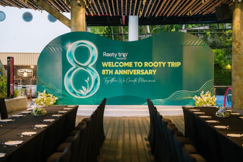 backdrop kỷ niệm 8 năm thành lập rooty trip