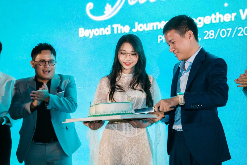ban lãnh đạo cắt bánh sinh nhật