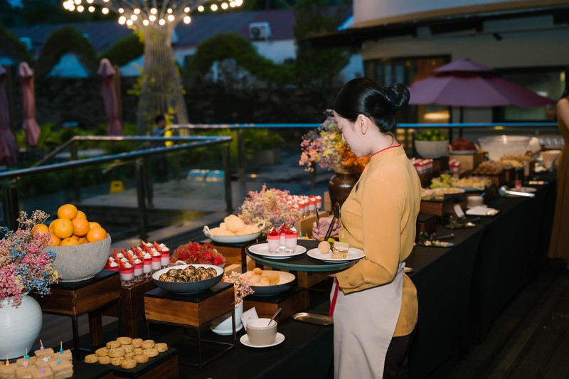 Không gian tiệc trà với cocktail, finger food và âm nhạc