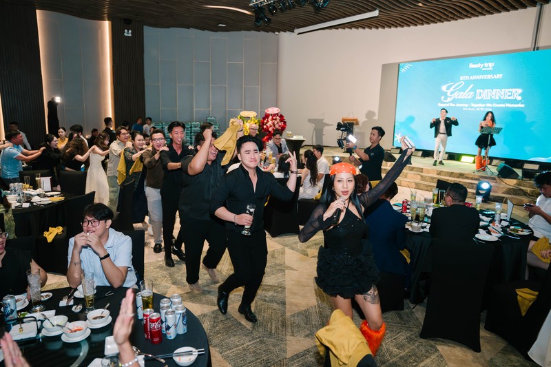 Dj cùng âm nhạc khuấy động đêm gala