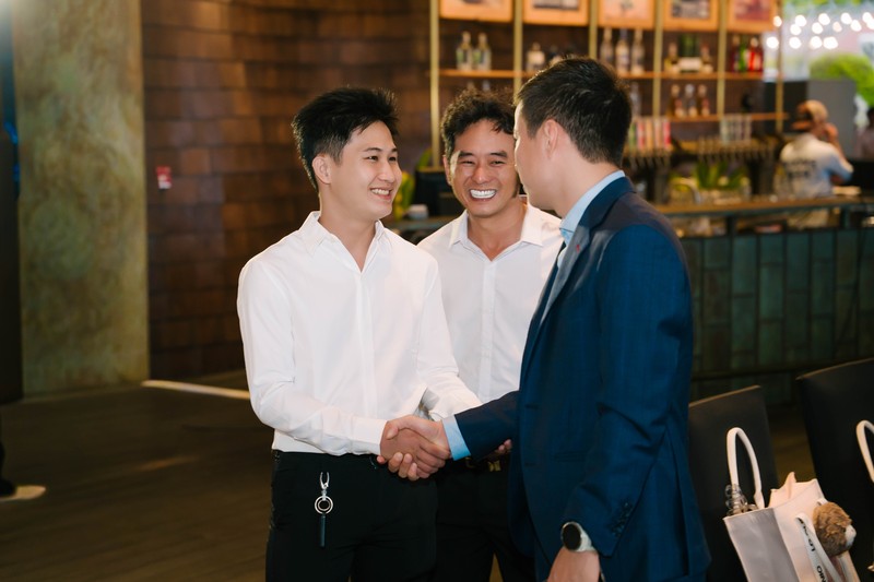 khoảnh khắc kết nối tại đêm tiệc